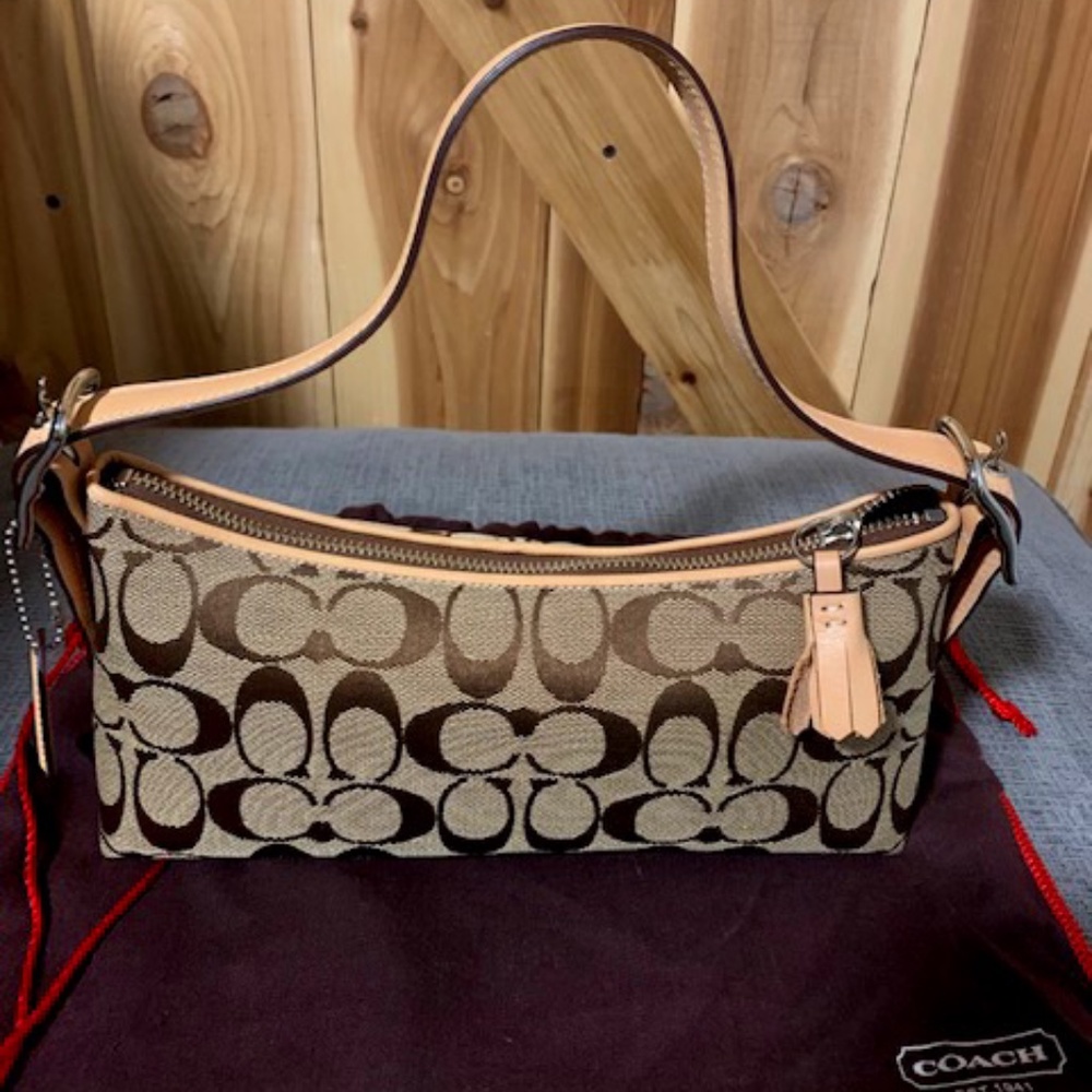 Authentic signature canvas Coach purse. #BO6M-8KO1
